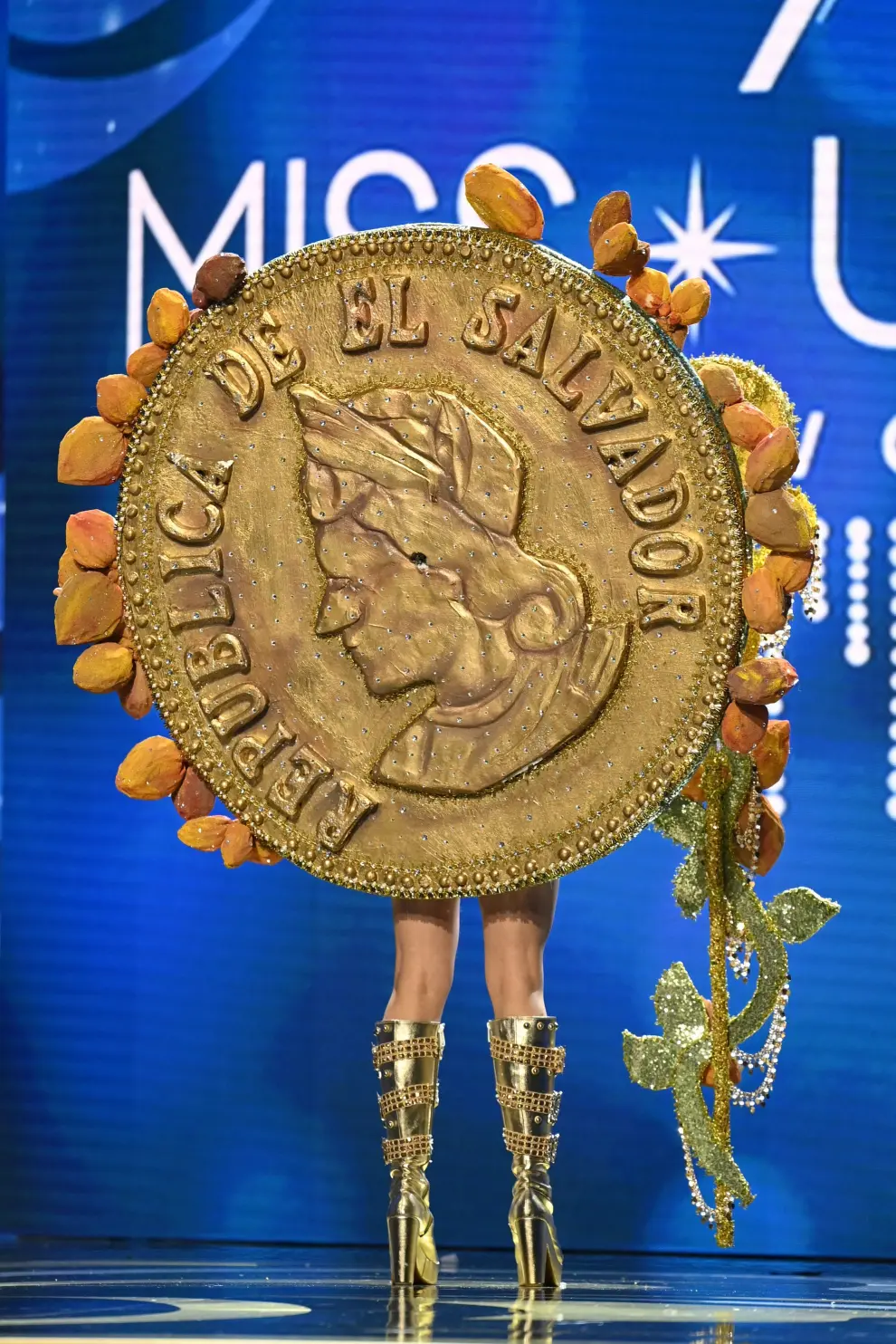 Miss U.S. R'Bonney Gabriel is crowned Miss Universe by outgoing Miss Universe Harnaaz Sandhu of India, during the 71st Miss Universe pageant in New Orleans, Louisiana, U.S. January 14, 2023.  REUTERS/Jonathan Bachman     TPX IMAGES OF THE DAY USA-MISSUNIVERSE/