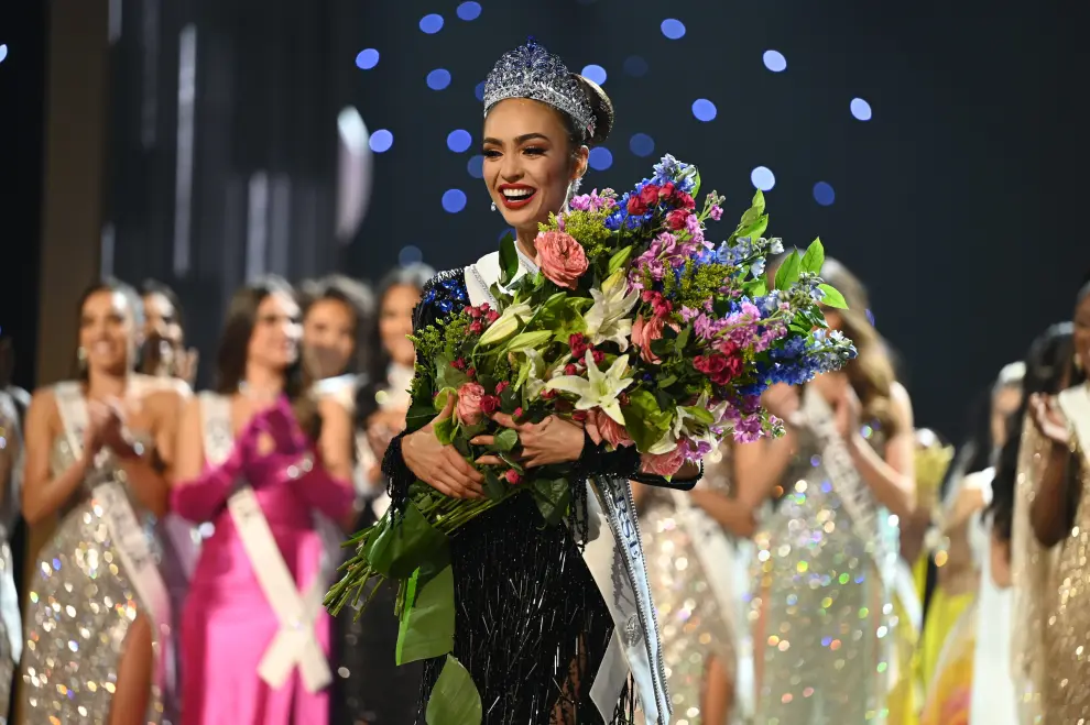 Miss U.S. R'Bonney Gabriel is crowned Miss Universe by outgoing Miss Universe Harnaaz Sandhu of India, during the 71st Miss Universe pageant in New Orleans, Louisiana, U.S. January 14, 2023.  REUTERS/Jonathan Bachman     TPX IMAGES OF THE DAY USA-MISSUNIVERSE/