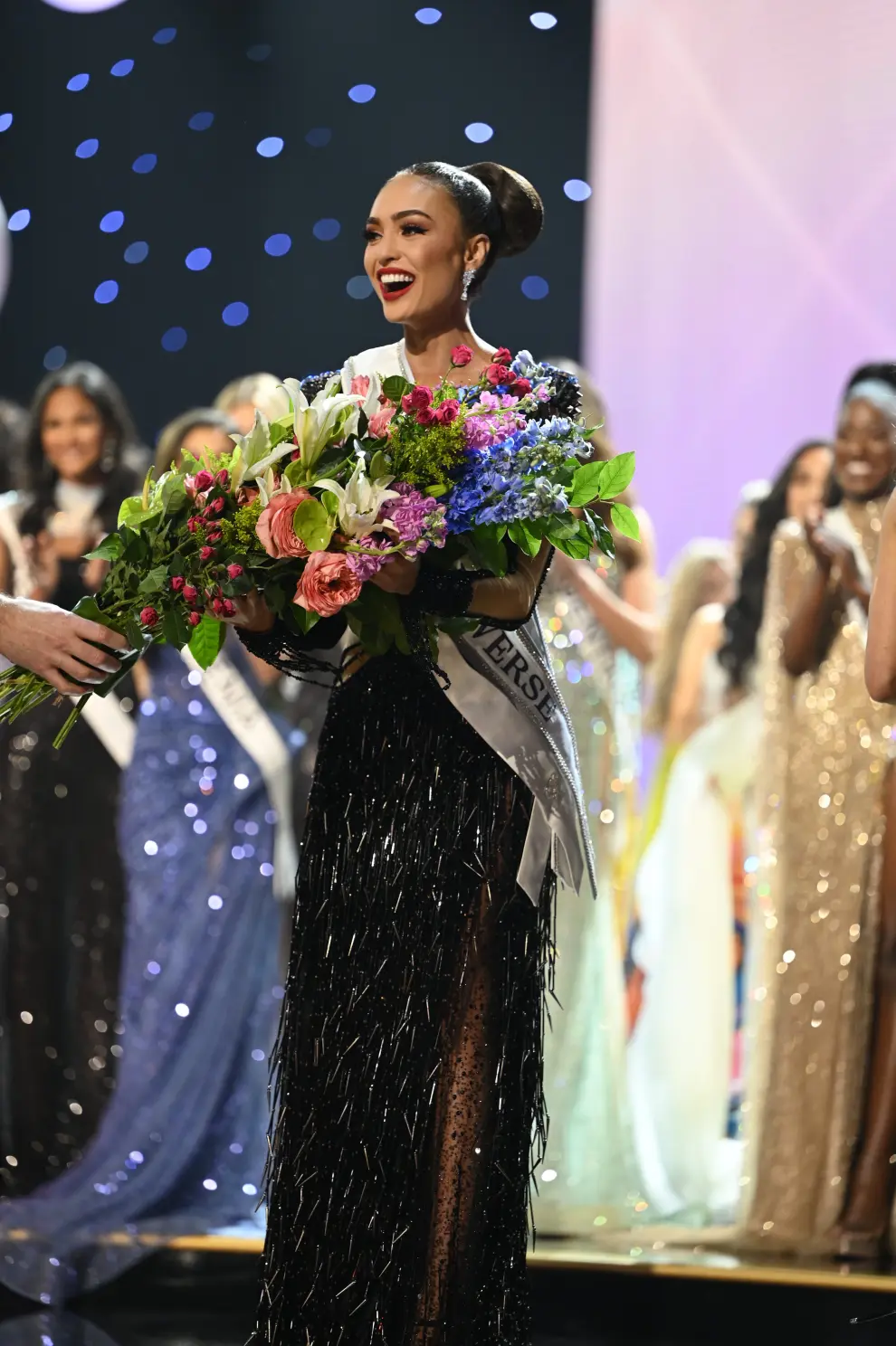 Miss U.S. R'Bonney Gabriel is crowned Miss Universe by outgoing Miss Universe Harnaaz Sandhu of India, during the 71st Miss Universe pageant in New Orleans, Louisiana, U.S. January 14, 2023.  REUTERS/Jonathan Bachman     TPX IMAGES OF THE DAY USA-MISSUNIVERSE/