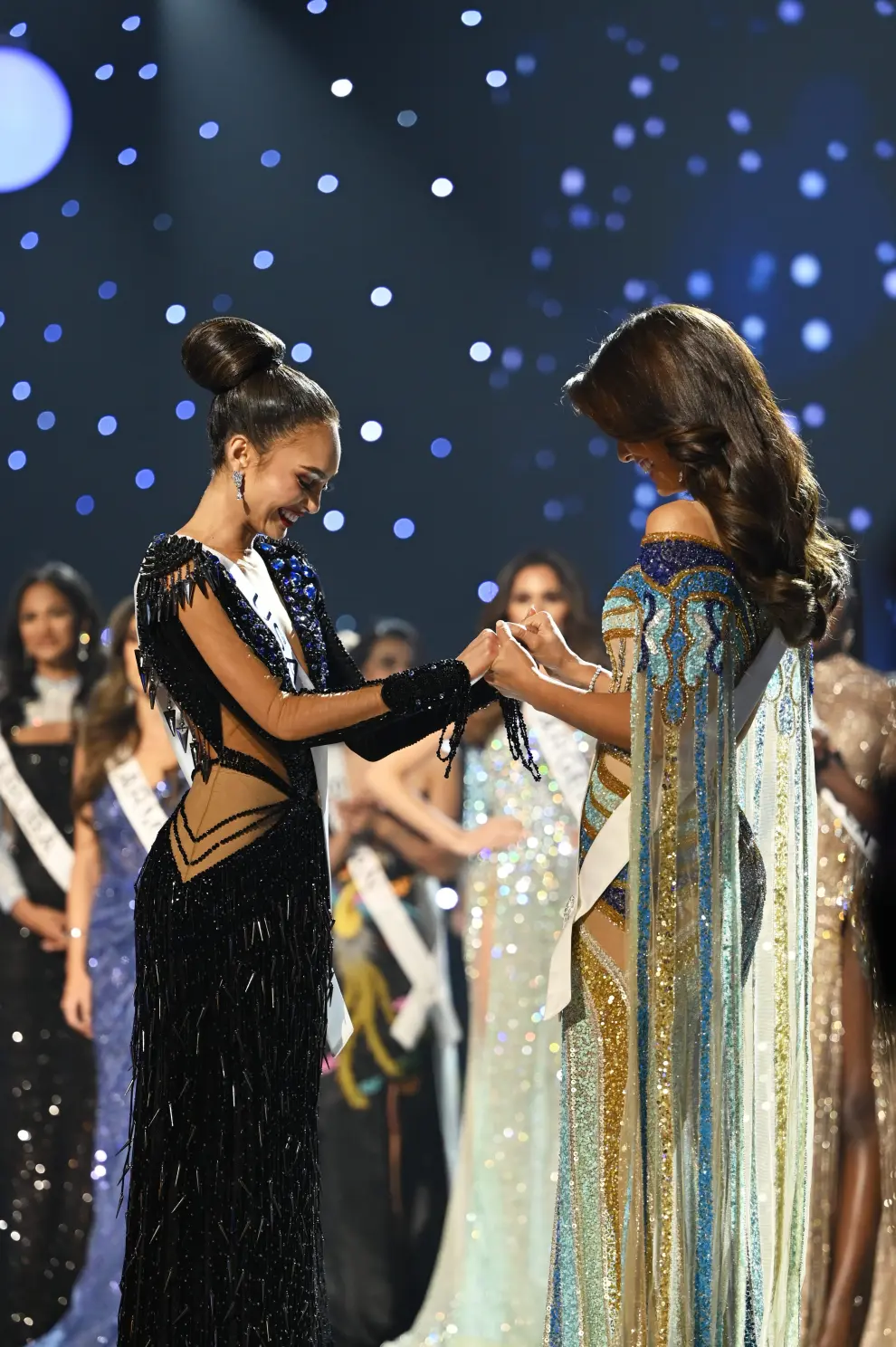 Miss U.S. R'Bonney Gabriel is crowned Miss Universe by outgoing Miss Universe Harnaaz Sandhu of India, during the 71st Miss Universe pageant in New Orleans, Louisiana, U.S. January 14, 2023.  REUTERS/Jonathan Bachman     TPX IMAGES OF THE DAY USA-MISSUNIVERSE/