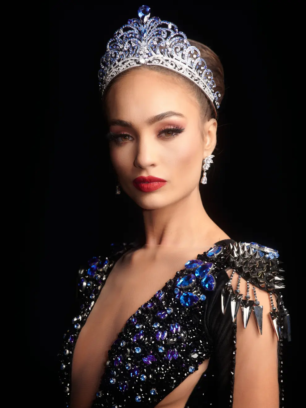 Miss U.S. R'Bonney Gabriel is crowned Miss Universe by outgoing Miss Universe Harnaaz Sandhu of India, during the 71st Miss Universe pageant in New Orleans, Louisiana, U.S. January 14, 2023.  REUTERS/Jonathan Bachman     TPX IMAGES OF THE DAY USA-MISSUNIVERSE/