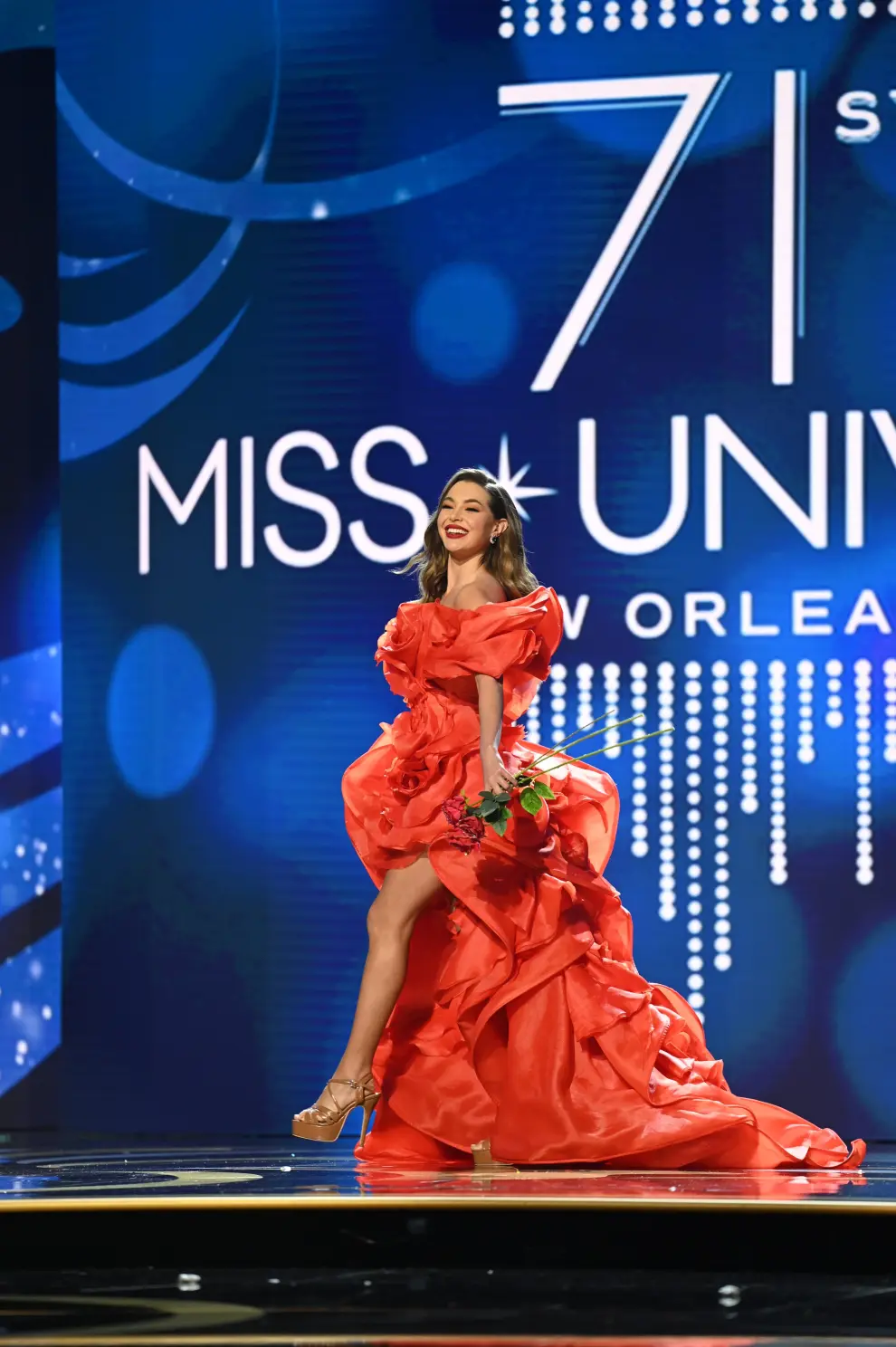 Miss U.S. R'Bonney Gabriel is crowned Miss Universe by outgoing Miss Universe Harnaaz Sandhu of India, during the 71st Miss Universe pageant in New Orleans, Louisiana, U.S. January 14, 2023.  REUTERS/Jonathan Bachman     TPX IMAGES OF THE DAY USA-MISSUNIVERSE/