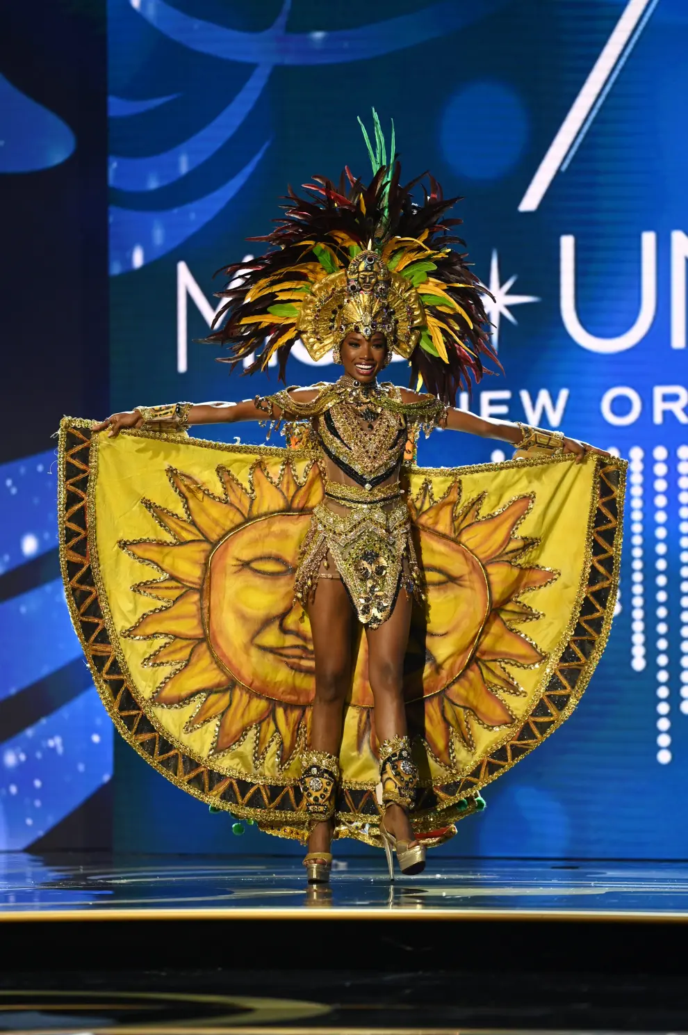 Miss U.S. R'Bonney Gabriel is crowned Miss Universe by outgoing Miss Universe Harnaaz Sandhu of India, during the 71st Miss Universe pageant in New Orleans, Louisiana, U.S. January 14, 2023.  REUTERS/Jonathan Bachman     TPX IMAGES OF THE DAY USA-MISSUNIVERSE/