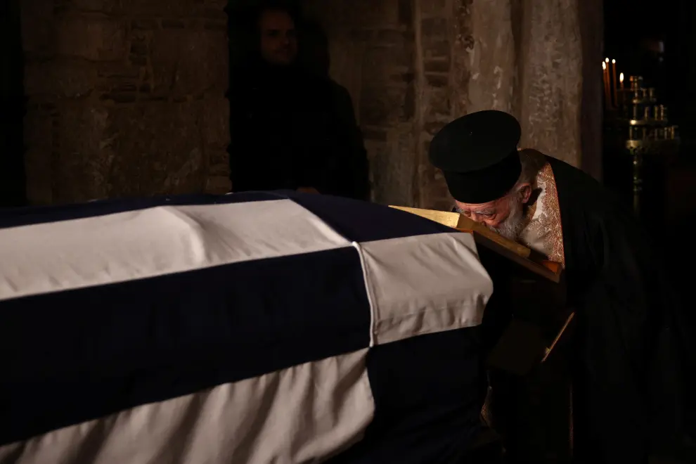 A Greek Orthodox priest pays his respects to former King of Greece Constantine II at Saint Eleftherios chapel, where he lies at rest before the funeral service, in Athens, Greece, January 16, 2023. REUTERS/Alkis Konstantinidis GREECE-ROYALS/KING-FUNERAL