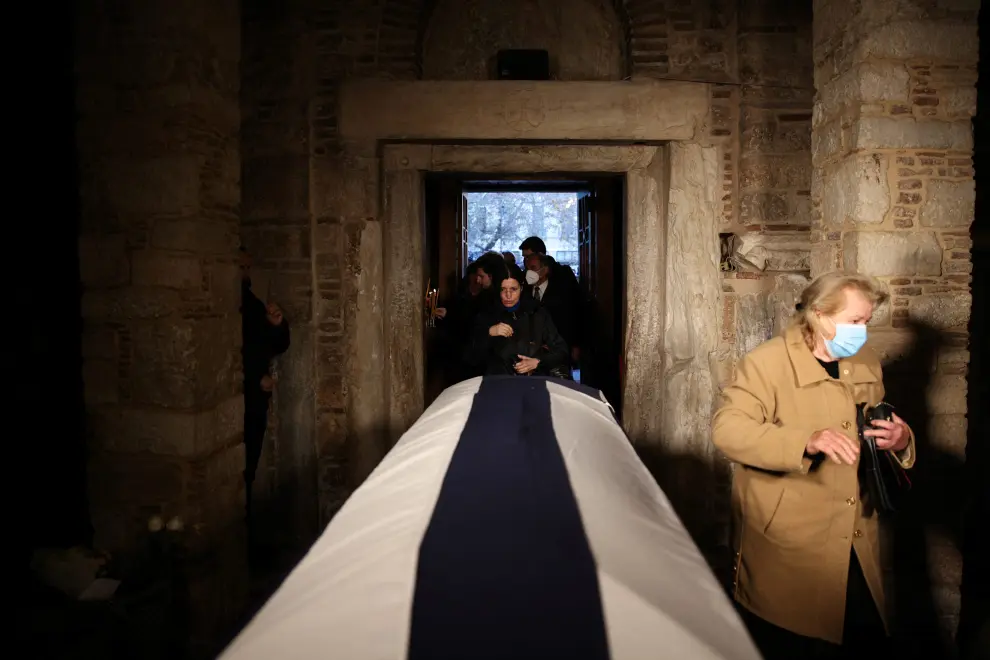 A Greek Orthodox priest pays his respects to former King of Greece Constantine II at Saint Eleftherios chapel, where he lies at rest before the funeral service, in Athens, Greece, January 16, 2023. REUTERS/Alkis Konstantinidis GREECE-ROYALS/KING-FUNERAL