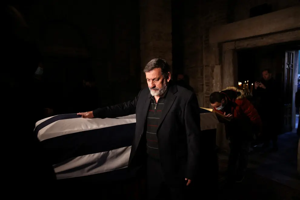 A man pays his respects to former King of Greece Constantine II at Saint Eleftherios chapel, where he lies at rest before the funeral service, in Athens, Greece, January 16, 2023. REUTERS/Alkis Konstantinidis GREECE-ROYALS/KING-FUNERAL