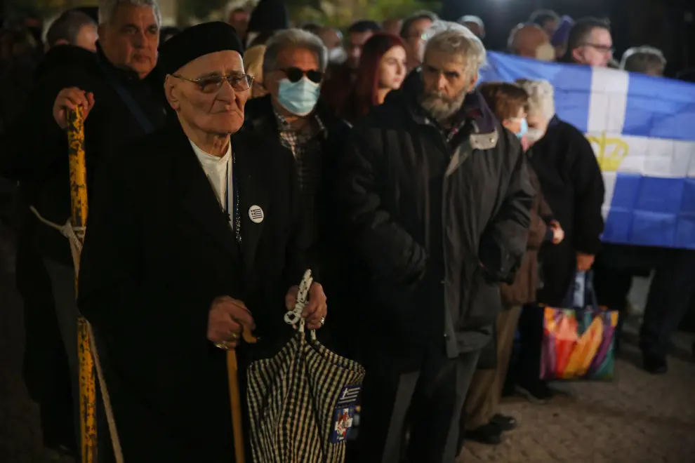 Athens (Greece), 16/01/2023.- Mourners wait in line to pay their respects to the late former King Constantine II, at the Metropolitan Cathedral of Athens, Greece, 16 January 2023. Greece's former King Constantine II died at the age of 82 on 10 January 2023. The former monarch is to be buried as a private citizen, near his ancestors in Tatoi. (Grecia, Atenas) EFE/EPA/BELTES ALEXANDROS
 GREECE POPULAR PILGIMAGE CONSTANTINE II DEATH