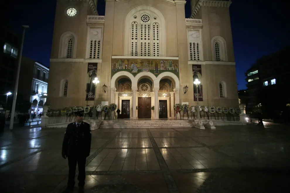 Athens (Greece), 16/01/2023.- Mourners wait in line to pay their respects to the late former King Constantine II, at the Metropolitan Cathedral of Athens, Greece, 16 January 2023. Greece's former King Constantine II died at the age of 82 on 10 January 2023. The former monarch is to be buried as a private citizen, near his ancestors in Tatoi. (Grecia, Atenas) EFE/EPA/BELTES ALEXANDROS
 GREECE POPULAR PILGIMAGE CONSTANTINE II DEATH