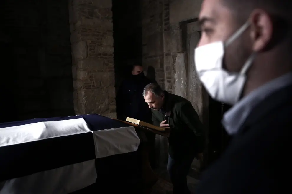 Athens (Greece), 16/01/2023.- A woman pays her respects to the former King Constantine II, at Saint Eleftherios chapel of the Metropolis Ctahedral in Athens, Greece, 16 January 2023. Greece's former King Constantine II died at the age of 82 on 10 January 2023. The funeral service is due to take place at the Metropolis Cathedral of Athen and he will be burried near the graves of his ancestrors at the Tatoi former royal palace. (Grecia, Atenas) EFE/EPA/YANNIS KOLESIDID
 GREECE CONSTANTINE II FUNERAL SERVICE