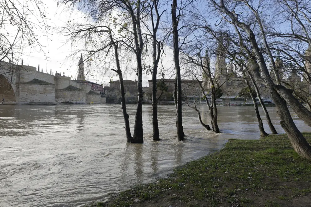 Aumento del caudal del Ebro en Zaragoza