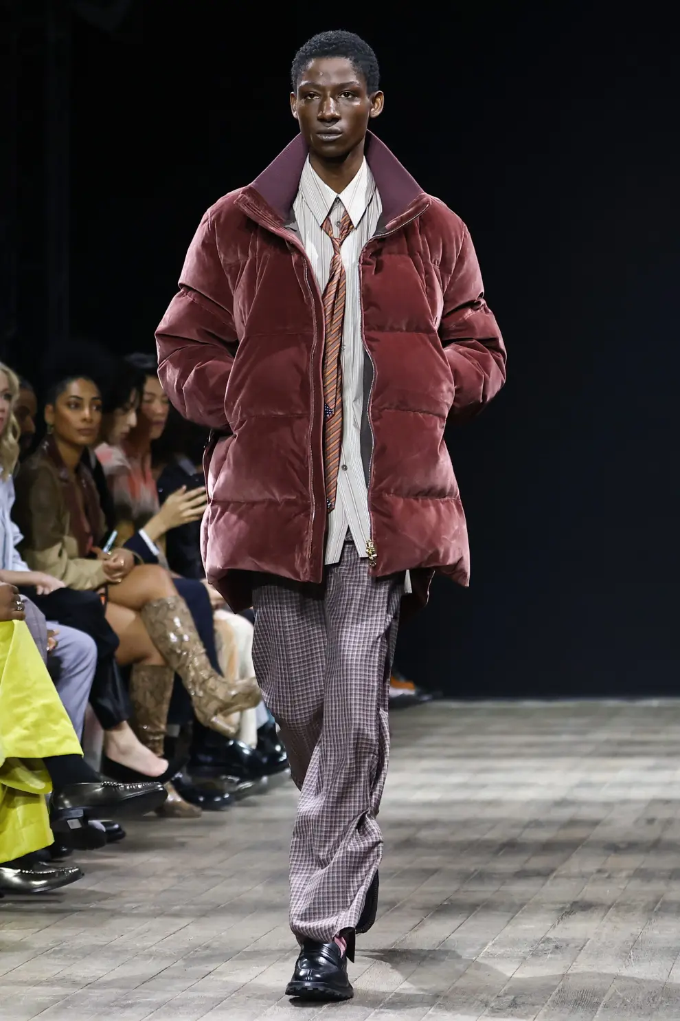 Paris (France), 20/01/2023.- A model presents a creation from the Fall/Winter 2023/2024 Collection by British designer Paul Smith during the Paris Fashion Week, in Paris, France, 20 January 2023. The presentation of the Men's collections runs from 17 to 22 January 2023. (Moda, Francia) EFE/EPA/Mohammed Badra
 FRANCE PARIS FASHION
