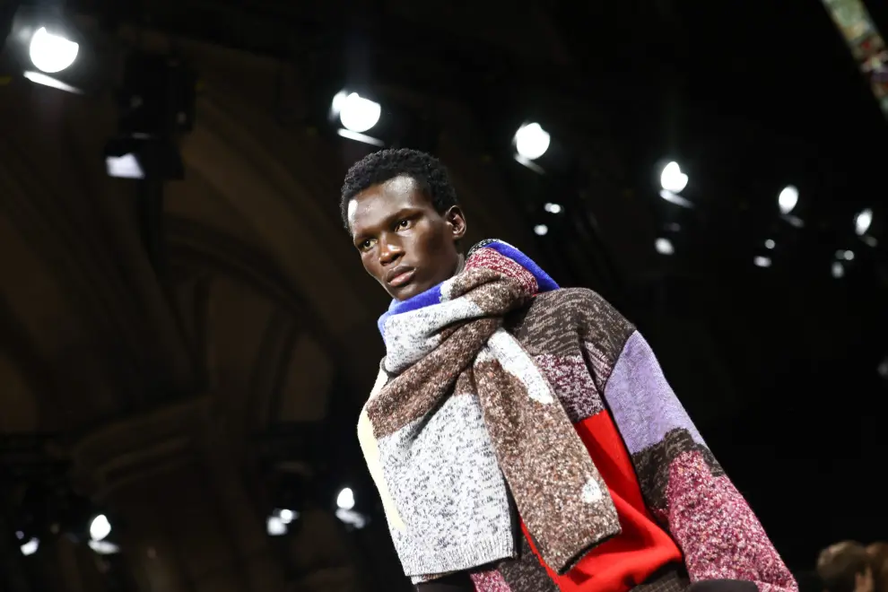 Paris (France), 20/01/2023.- A model presents a creation from the Fall/Winter 2023/2024 Collection by British designer Paul Smith during the Paris Fashion Week, in Paris, France, 20 January 2023. The presentation of the Men's collections runs from 17 to 22 January 2023. (Moda, Francia) EFE/EPA/Mohammed Badra
 FRANCE PARIS FASHION