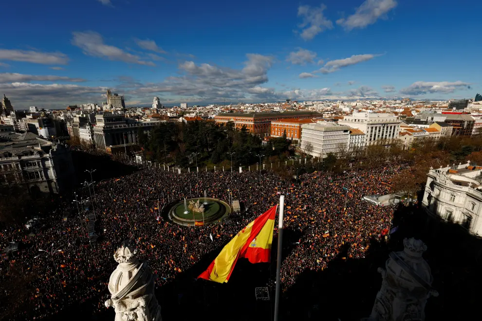 People hold a banner reading "#GovermentResignation" during a protest against the government of Spanish Prime Minister Pedro Sanchez at Cibeles Square in Madrid, Spain, January 21, 2023. REUTERS/Susana Vera SPAIN-POLITICS/PROTEST