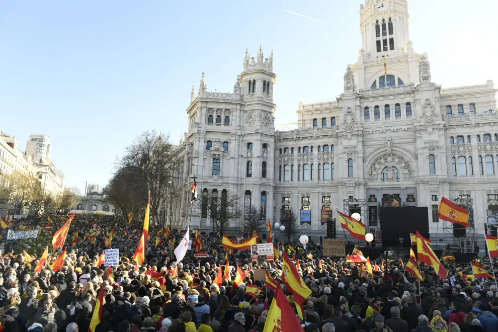 A person waves a flag as people protest against the government of Spanish Prime Minister Pedro Sanchez at Cibeles Square in Madrid, Spain, January 21, 2023. REUTERS/Susana Vera SPAIN-POLITICS/PROTEST