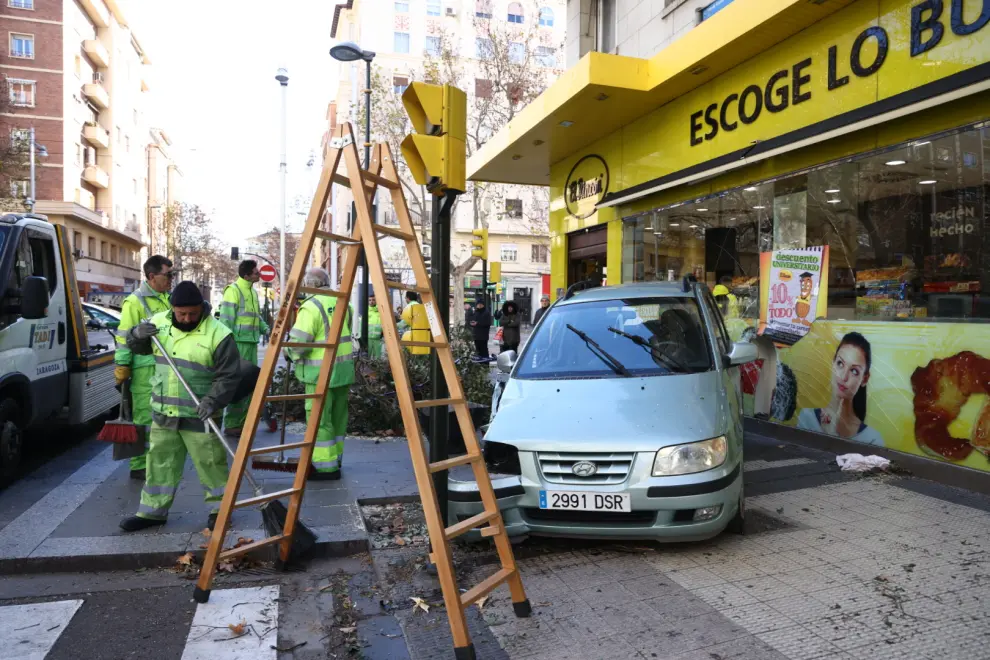 Accidente de tráfico en la calle de Tomás Bretón de Zaragoza.