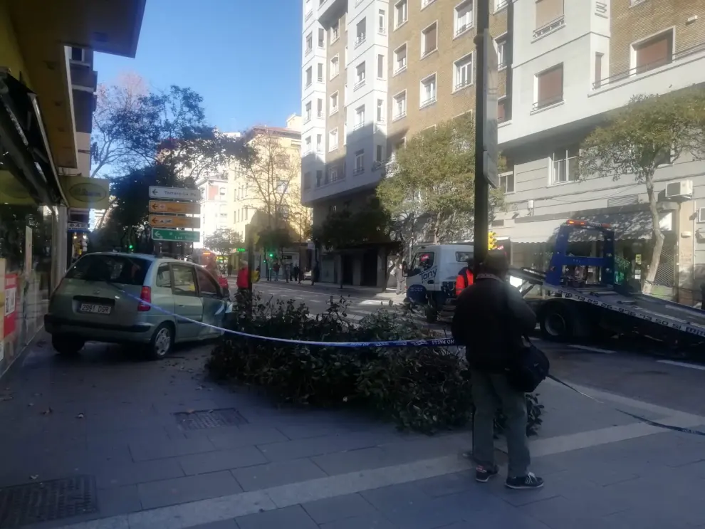 Accidente de tráfico en la calle de Tomás Bretón de Zaragoza.