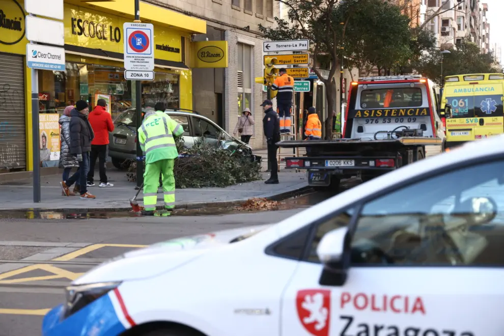 Accidente de tráfico en la calle de Tomás Bretón de Zaragoza.