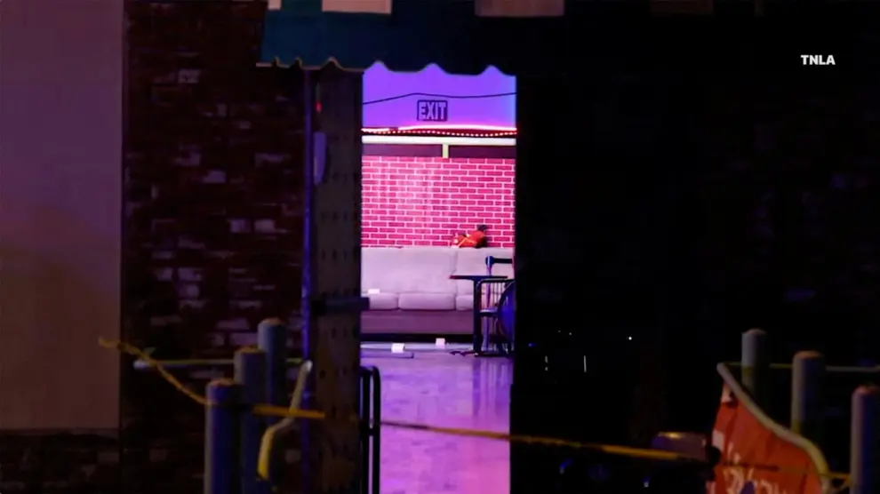 Captura de pantalla de un video que muestra a varios policías de guardia en la escena de un tiroteo en Monterey Park.