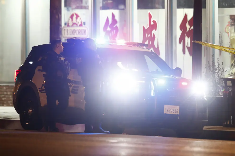 Captura de pantalla de un video que muestra a varios policías de guardia en la escena de un tiroteo en Monterey Park. USA SHOOTING