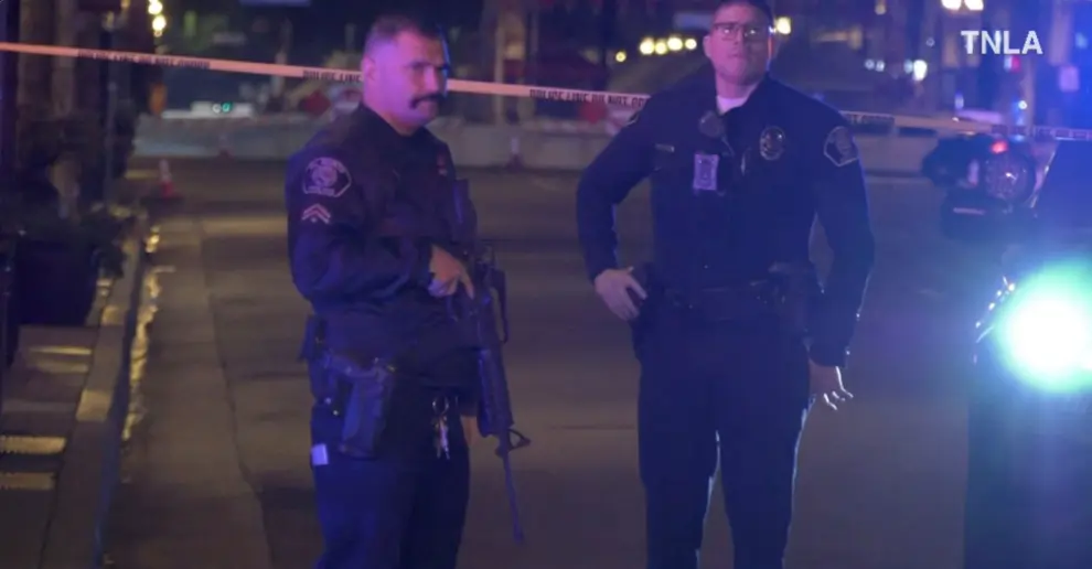 Captura de pantalla de un video que muestra a varios policías de guardia en la escena de un tiroteo en Monterey Park.