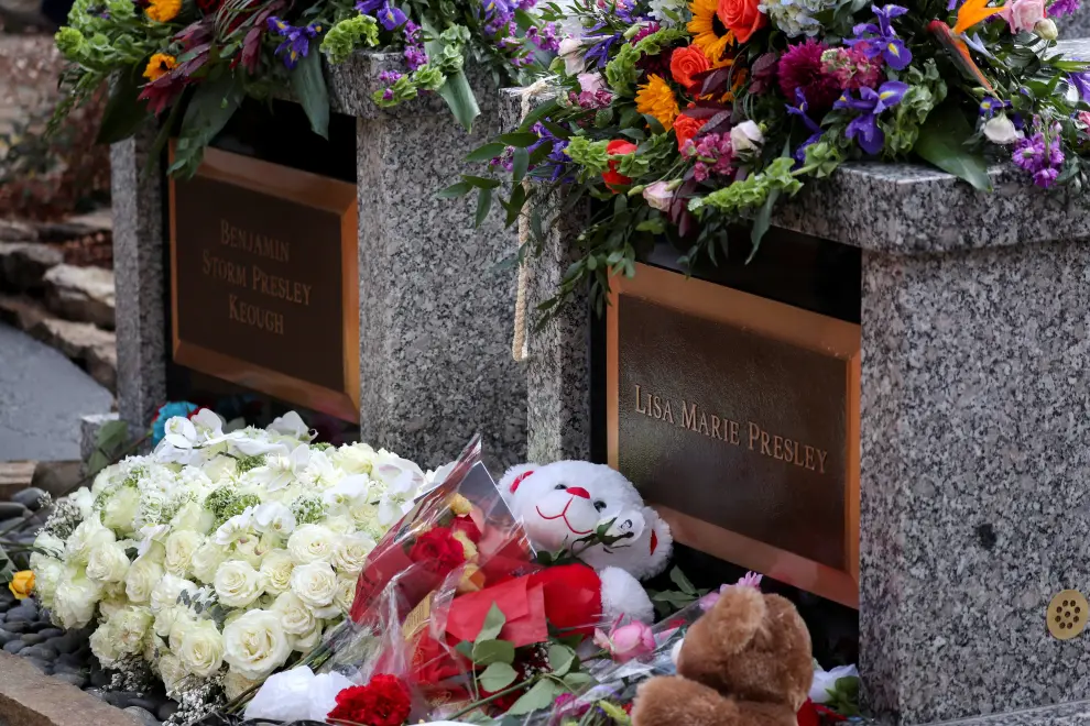 Flower tributes are laid in a public memorial for singer Lisa Marie Presley, the only daughter of the "King of Rock 'n' Roll," Elvis Presley, at Graceland Mansion in Memphis, Tennessee, U.S. January 22, 2023.  REUTERS/Nikki Boertman PEOPLE-LISA MARIE PRESLEY/