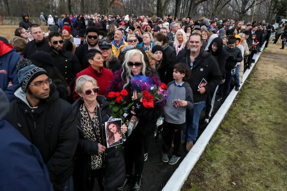 Music fans attend a public memorial for singer Lisa Marie Presley, the only daughter of the "King of Rock 'n' Roll," Elvis Presley, at Graceland Mansion in Memphis, Tennessee, U.S. January 22, 2023.  REUTERS/Nikki Boertman PEOPLE-LISA MARIE PRESLEY/