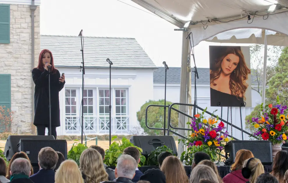 A picture of Elvis Presley and Lisa Marie Presley adorns the grounds of Graceland as music fans attend a public memorial for singer Lisa Marie Presley, the only daughter of the "King of Rock 'n' Roll," Elvis Presley, at Graceland Mansion in Memphis, Tennessee, U.S. January 22, 2023.  REUTERS/Nikki Boertman NO RESALES. NO ARCHIVES PEOPLE-LISA MARIE PRESLEY/