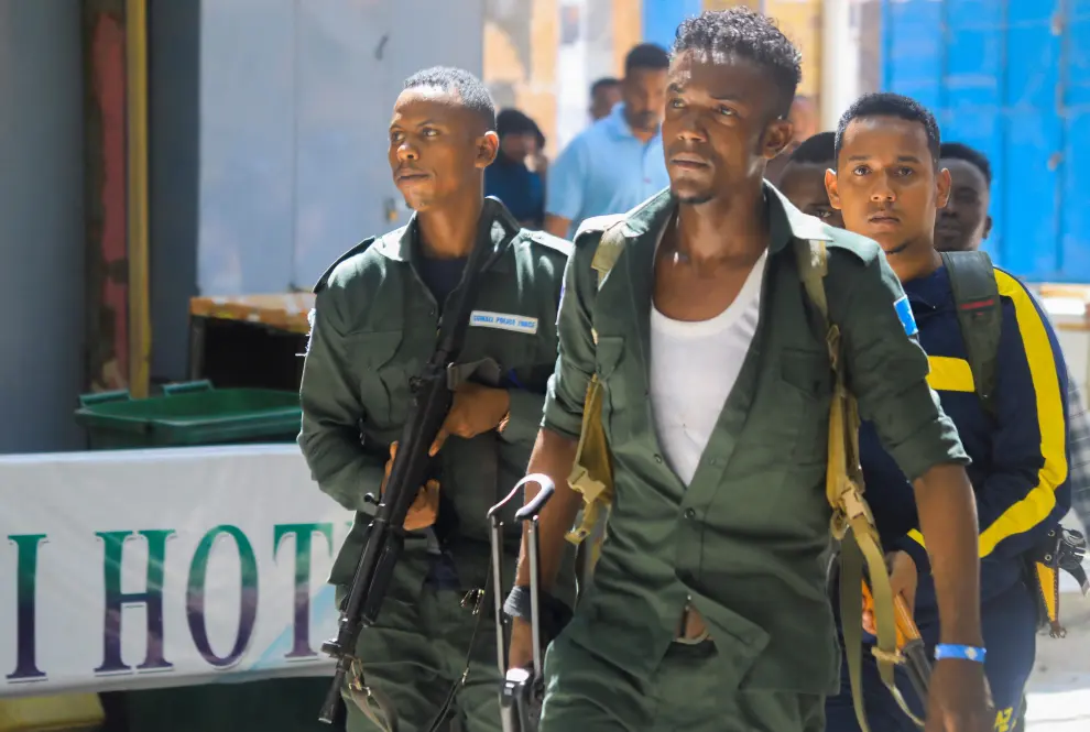 Somali policemen prepare to take their positions near the mayor's office following a blast in Mogadishu, Somalia January 22, 2023. REUTERS/Feisal Omar SOMALIA-BLAST/