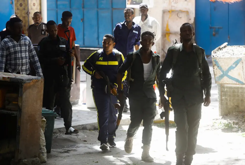 Al menos tres explosiones afectaron al Ayuntamiento de la capital de Somalia y dejaron este domingo un número indeterminado de muertos en un ataque que ha sido reivindicado por el grupo yihadista Al Shabab.