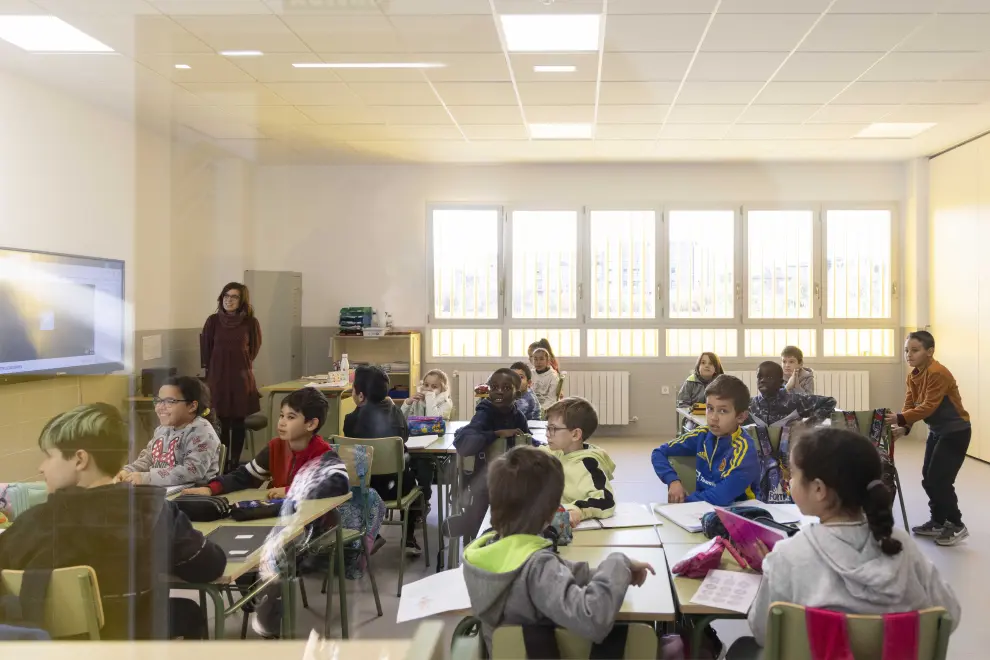 El consejero de Educación, Felipe Faci, asistió este lunes a la nueva escuela, en la que el Departamento ha invertido 5 millones de euros.