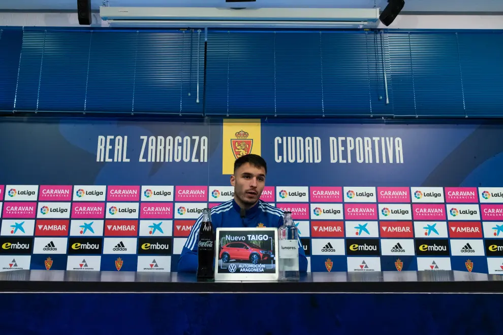 Foto de la rueda de prensa de Lluís López, jugador del Real Zaragoza, en la Ciudad Deportiva