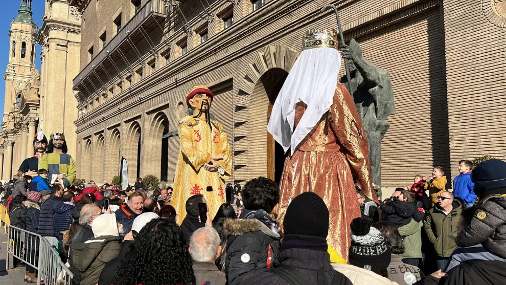 Los zaragozanos celebran San Valero en la calle.
