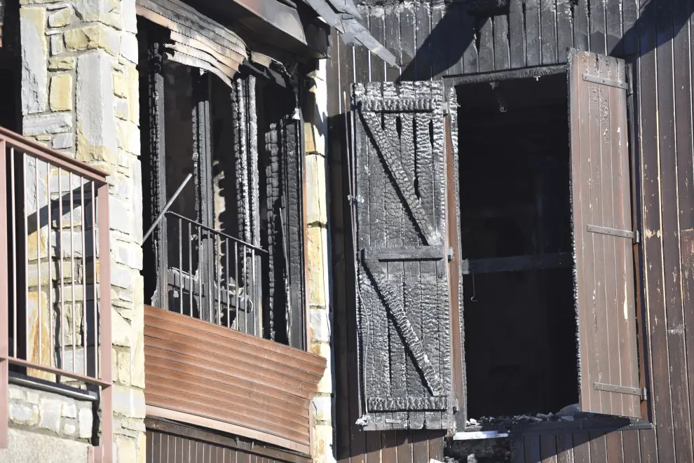 Fotos de las viviendas de Panticosa afectadas por un virulento incendio.
