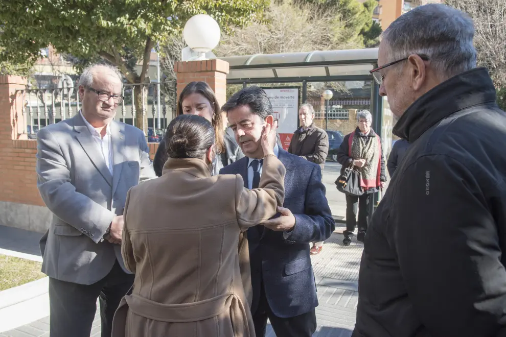 Numerosos amigos, compañeros del mundo de la política y trabajadores del Ayuntamiento de Huesca han pasado por el tanatorio para mostrar su pésame a los familiares de Fernando Elboj.