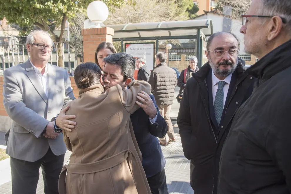 Numerosos amigos, compañeros del mundo de la política y trabajadores del Ayuntamiento de Huesca han pasado por el tanatorio para mostrar su pésame a los familiares de Fernando Elboj.