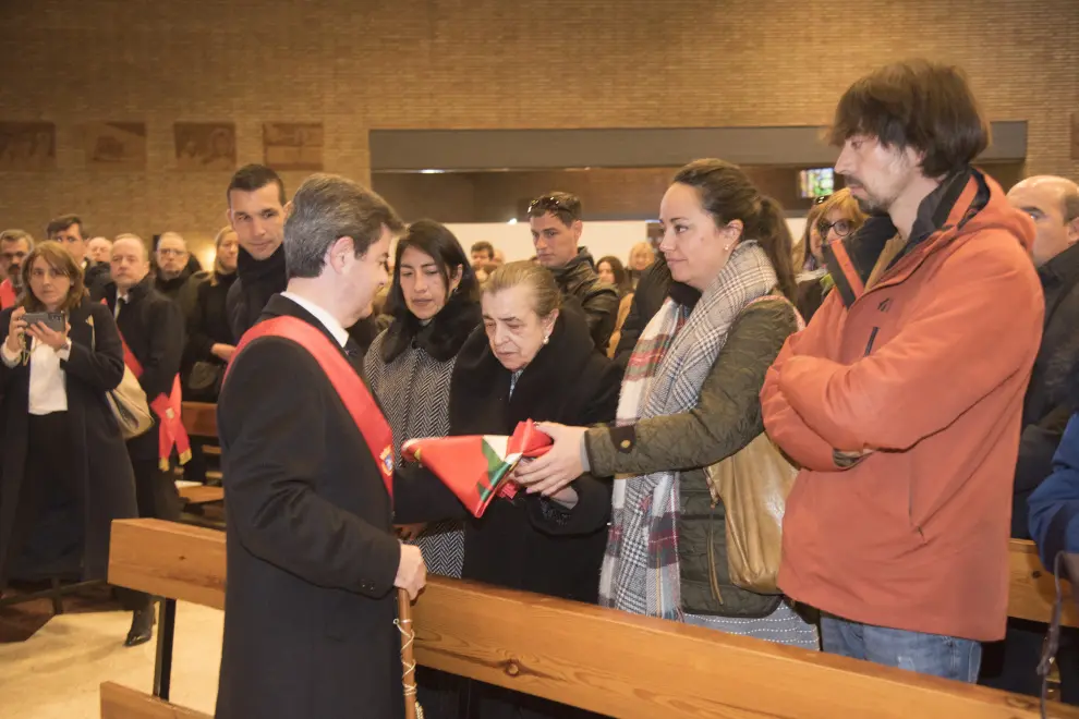Decenas de personas han dado el último adiós al exalcalde de Huesca Fernando Elboj.