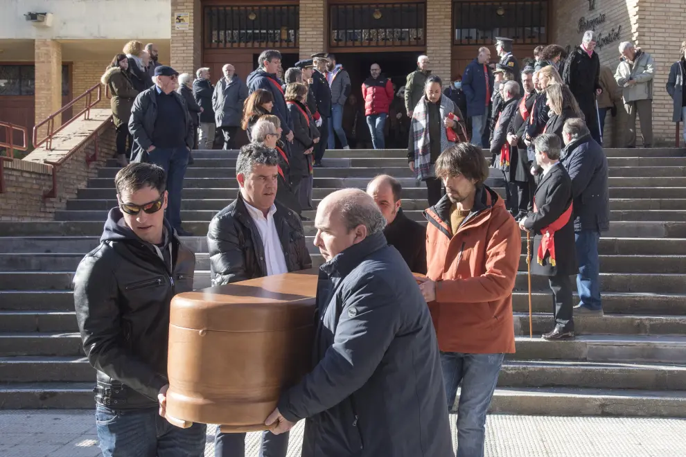 Decenas de personas han dado el último adiós al exalcalde de Huesca Fernando Elboj.