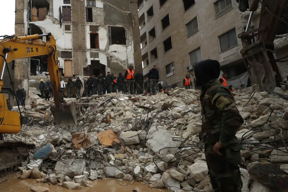 Si cercano dispersi sotto le macerie dopo il disastroso terremoto in Siria