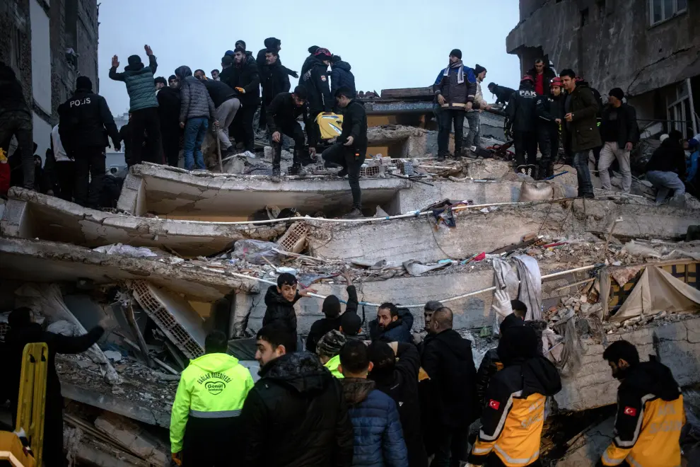 Diyarbakir, Turquía, en labores de rescate tras el terremoto.
