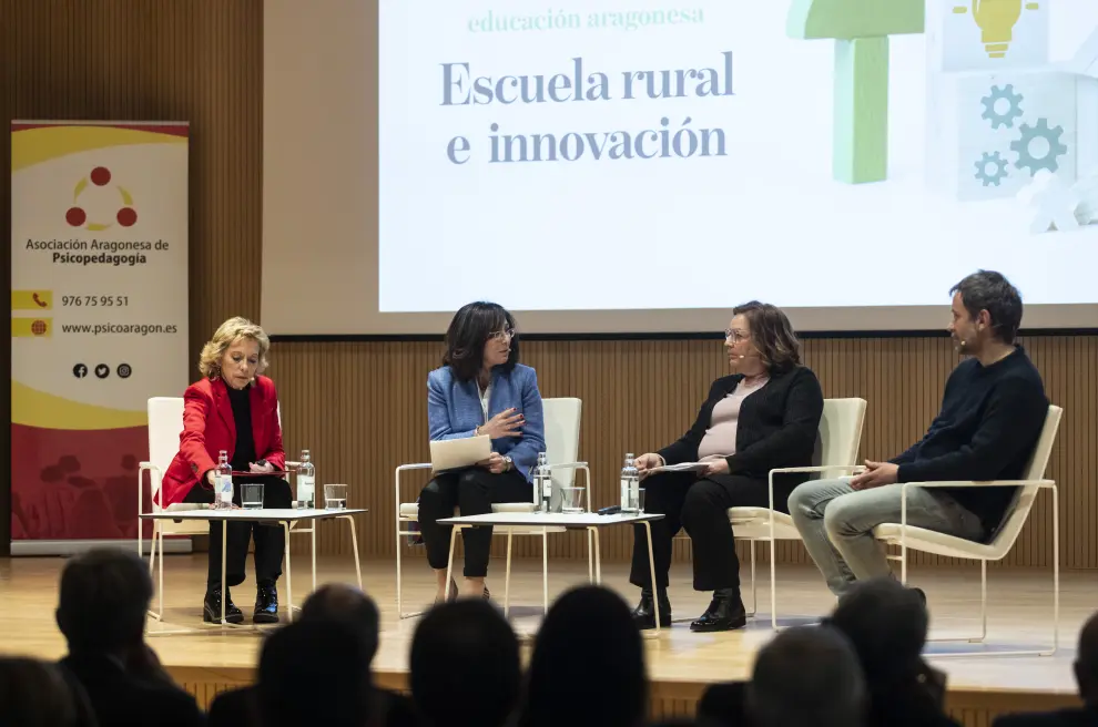 Foto de la II jornada de la educación aragonesa: escuela rural e innovación con la presencia de Pilar Alegría