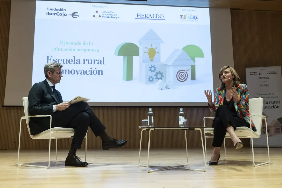 Foto de la II jornada de la educación aragonesa: escuela rural e innovación con la presencia de Pilar Alegría