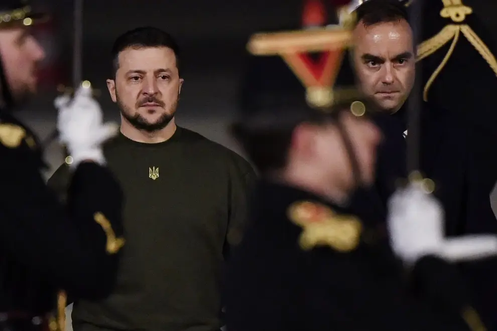 Orly (France), 08/02/2023.- Ukraine's President Volodymyr Zelensky (C) is welcomed by French Armies Minister Sebastien Lecornu (R) upon his arrival at the Paris Orly airport, before taking part in a meeting with France's President and Germany's Chancellor , outside Paris, France, 08 February 2023, following his visit to the United Kingdom. EU officials are hoping Zelensky will head to Brussels on February 9 to meet European leaders in a largely symbolic but nevertheless keenly anticipated visit after months of European support for Ukraine. (Francia, Alemania, Ucrania, Reino Unido, Bruselas) EFE/EPA/JULIEN DE ROSA / POOL MAXPPP OUT
 FRANCE UKRAINE DIPLOMACY