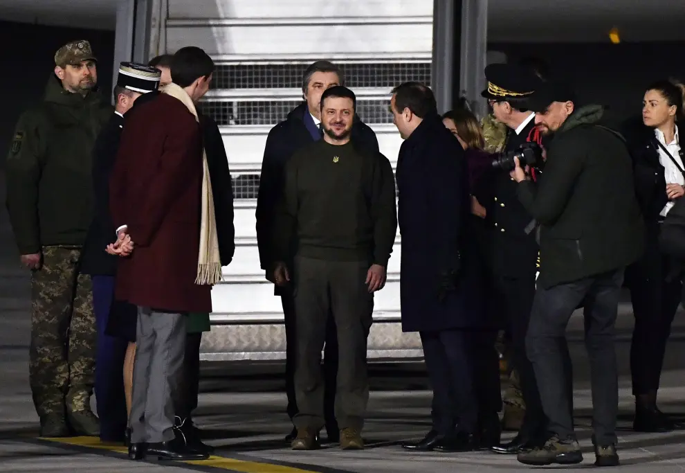 Orly (France), 08/02/2023.- Ukraine's President Volodymyr Zelensky (C) is welcomed by French Armies Minister Sebastien Lecornu (R) upon his arrival at the Paris Orly airport, before taking part in a meeting with France's President and Germany's Chancellor , outside Paris, France, 08 February 2023, following his visit to the United Kingdom. EU officials are hoping Zelensky will head to Brussels on February 9 to meet European leaders in a largely symbolic but nevertheless keenly anticipated visit after months of European support for Ukraine. (Francia, Alemania, Ucrania, Reino Unido, Bruselas) EFE/EPA/JULIEN DE ROSA / POOL MAXPPP OUT
 FRANCE UKRAINE DIPLOMACY