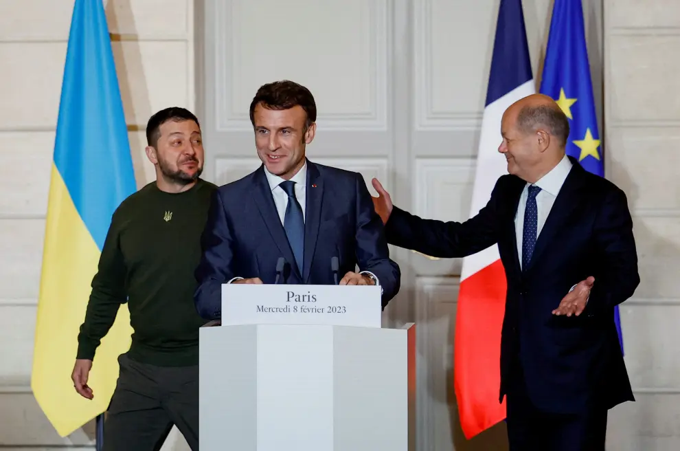 Paris (France), 08/02/2023.- Ukraine's President Volodymyr Zelensky (L) and German Chancellor Olaf Scholz (R) shake hands during a joint statement with French President Emmanuel Macron (C), at the Elysee Palace in Paris, France, 08 February 2023. (Francia, Ucrania) EFE/EPA/Sarah Meyssonnier / POOL MAXPPP OUT FRANCE UKRAINE DIPLOMACY