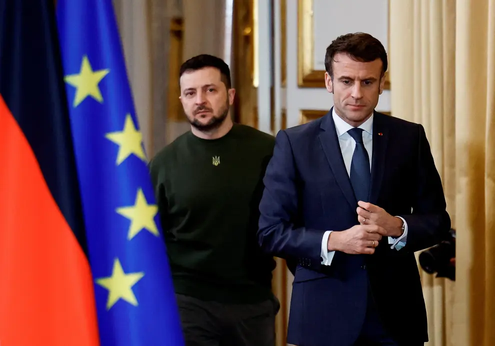 Paris (France), 08/02/2023.- French President Emmanuel Macron (R) and Ukraine's President Volodymyr Zelensky (L) attend a joint statement with German Chancellor Olaf Scholz(not pictured) at the Elysee Palace in Paris, France, 08 February 2023. (Francia, Ucrania) EFE/EPA/SARAH MEYSSONNIER / POOL MAXPPP OUT FRANCE UKRAINE DIPLOMACY