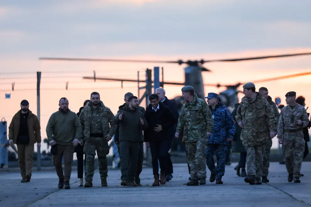 Lulworth Camp (United Kingdom), 08/02/2023.- Ukraine's President Volodymyr Zelensky (L) and British prime minister Rishi Sunak (C) meet with tank crews from Ukraine's armed forces being trained by members of the British Army in Lulworth Camp, Britain, 08 February 2023. UK forces trained 10,000 Ukrainian troops in 2022 and aims to assist at least 20,000 more this year, Sunak said in Parliament. (Ucrania, Reino Unido) EFE/EPA/HOLLIE ADAMS / POOL
 BRITAIN UKRAINE DIPLOMACY