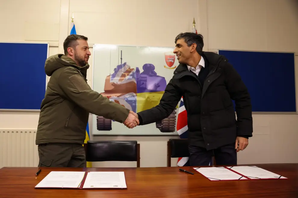 Lulworth Camp (United Kingdom), 08/02/2023.- Ukraine's President Volodymyr Zelensky (L) and British prime minister Rishi Sunak (R) meet with tank crews from Ukraine's armed forces being trained by members of the British Army in Lulworth Camp, Britain, 08 February 2023. UK forces trained 10,000 Ukrainian troops in 2022 and aims to assist at least 20,000 more this year, Sunak said in Parliament. (Ucrania, Reino Unido) EFE/EPA/HOLLIE ADAMS / POOL
 BRITAIN UKRAINE DIPLOMACY
