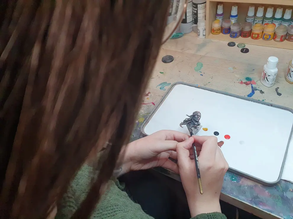 Los zaragozanos Javier García y Andrea Macías se dedican a la pintura de miniaturas de manera profesional desde su estudio ubicado en el barrio del Oliver.