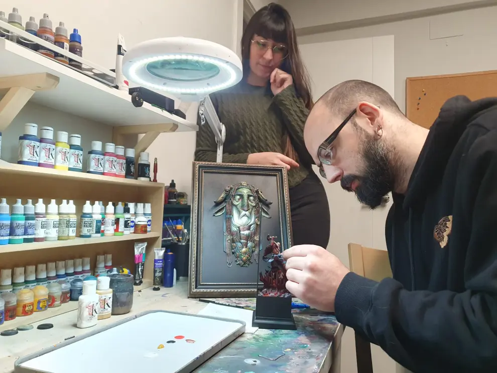 Los zaragozanos Javier García y Andrea Macías se dedican a la pintura de miniaturas de manera profesional desde su estudio ubicado en el barrio del Oliver.