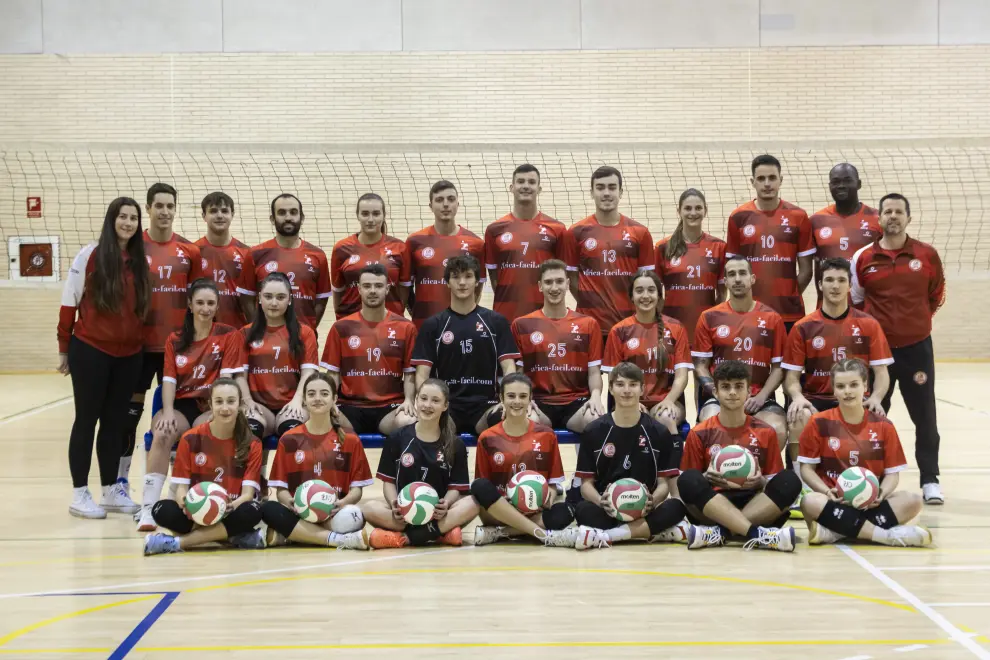 Entrenamiento de los equipos masculino y femenino del Club Voleibol Zaragoza